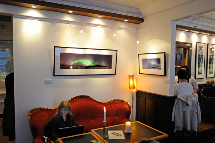 Exhibition De Fire Roser
